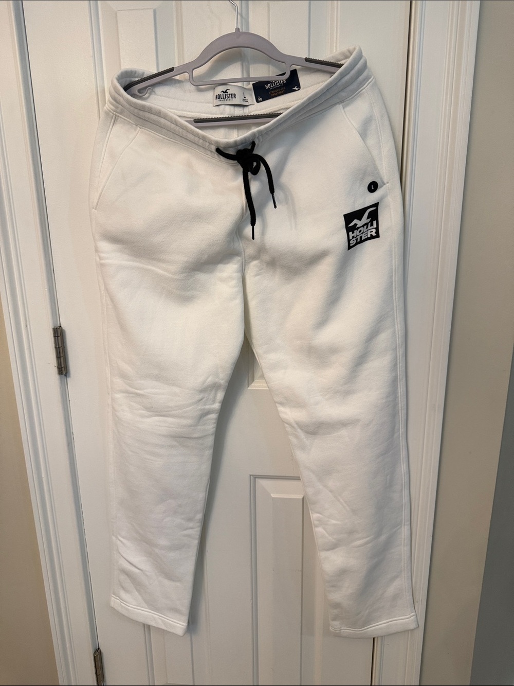 NWT Hollister Men's White Straight Leg  Sweatpants with Black Drawstring